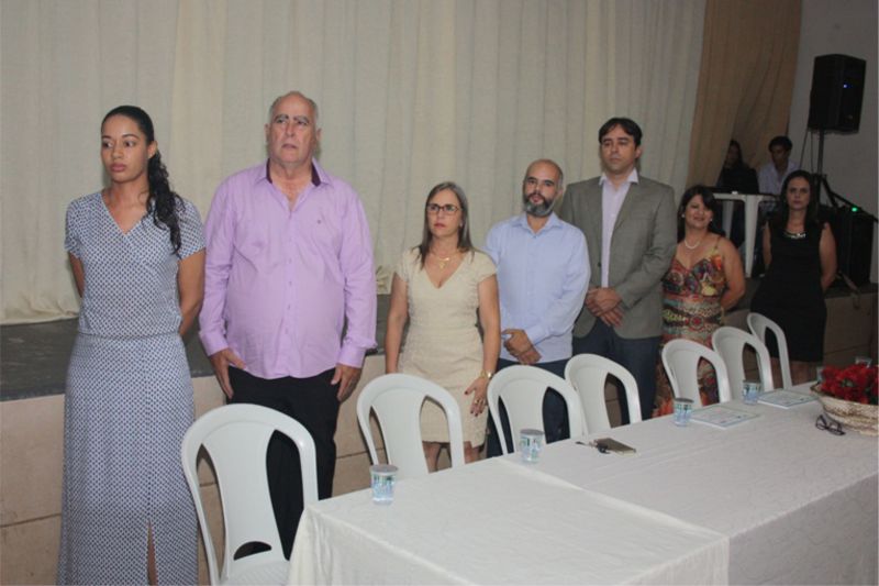 O Prefeito Vinícius Barretos e o represente do SEDECTS PRONATEC Rigner Giovani, a Secretária de Educação Nádia Cássia e a coordenadora do Pronatec em Perdizes Janete Carrilho com a autoridade professore e direção da Escola Padre João Balker  